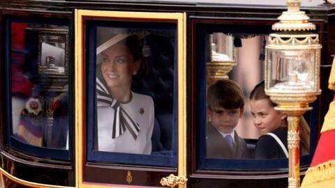 La princesa Kate en su primera aparición pública durante el desfile Trooping the Colour en honor al rey Carlos III en su cumpleaños oficial, Londres 15 de junio 2024. En la carroza van también sus tres hijos, Georges, Charlotte y Louis. El príncipe William por su parte participó en el desfile a caballo.