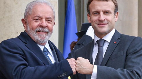 O presidente Emmanuel Macron recebeu Lula no Palácio do Eliseu, em Paris, em 17 de novembro de 2021. 