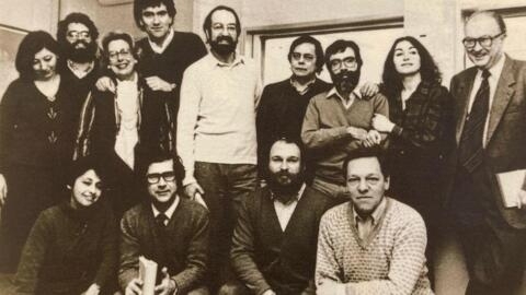 Parte del equipo de periodistas que inauguraron en 1982 la redacción de RFI en español para América Latina y en portugués para Brasil, bajo la dirección de Ramón Chao (abajo, el segundo desde la izquierda).
