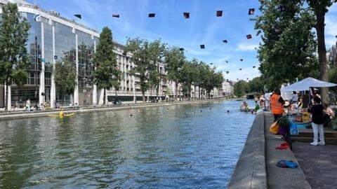 A natação é autorizada no Canal Saint-Martin, no 10° distrito de Paris, aos domingos, até o iníicio de setembro de 2024.