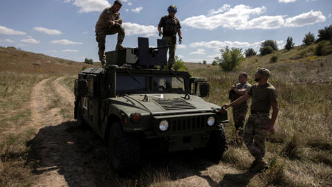 Các chiến binh lữ đoàn cơ giới 22 Ukraina trên quân xa Humvee khi luyện tập tại Sumy gần biên giới Nga, ngày 17/08/2024.