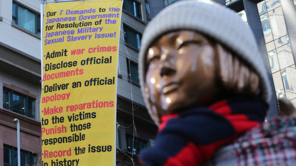 Uma estátua foi erguida perto da embaixada japonesa em Seul como um símbolo das vítimas de escravidão sexual durante a Segunda Guerra Mundial.