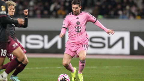 2月7日，日本东京，迈阿密国际VS神户胜利船的友谊赛中，迈阿密国际的梅西 (Lionel Messi) 控球。