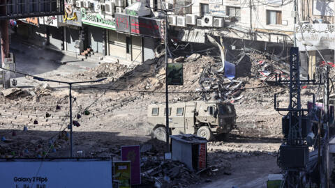 Un véhicule blindé israélien roule le long d'une rue dévastée à Jénine, en Cisjordanie occupée, le 4 septembre 2024, lors d'un raid militaire israélien en cours.