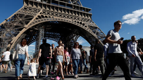 Turistas a los pies de la torre Eiffel en julio pasado. París 