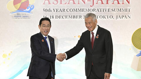 日本首相岸田文雄与新加坡总理李显龙资料图片
