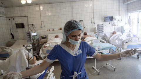 Медсестра у відділенні інтенсивної терапії госпіталю імені Мечникова в Дніпрі