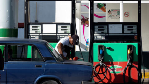 Un hombre llena un tanque en una gasolinera de La Habana, el 2 de octubre de 2023. El aumento de la gasolina en Cuba en más de un 500% entrará ya en vigor el 1 de marzo, un mes después de la fecha inicialmente prevista, informó el Gobierno el miércoles 28 de febrero de 2024. (Foto de YAMIL LAGE / AFP)