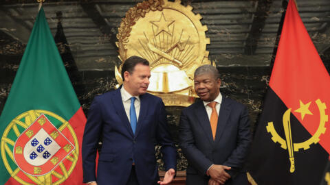 O Presidente da República de Angola, João Loureço (D), e o primeiro-ministro de Portugal, Luís Montenegro (E), durante a assinatura de Instrumentos Jurídicos, na sessão solene das conversações oficiais no Palácio Presidencial, no primeiro dia da visita oficial de três dias a Angola, em Luanda, Angola, 23 de Julho de 2024.