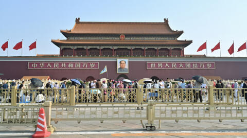 Un grupo de personas pasa junto al retrato del difunto líder comunista Mao Zedong a la entrada de la Ciudad Prohibida, en la plaza de Tiananmen de Pekín, el 4 de junio de 2024.