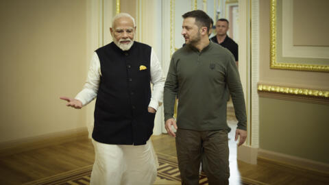 O primeiro-ministro indiano Narendra Modi com o presidente ucraniano Volodymyr Zelensky, em Kiev, na Ucrânia, em 23 agosto 2024. 