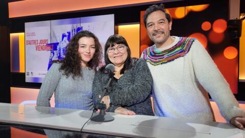 El actor y director de teatro chileno Sebastian Castro Vallejo con Anita Vallejo y Alma Kerouani en RFI