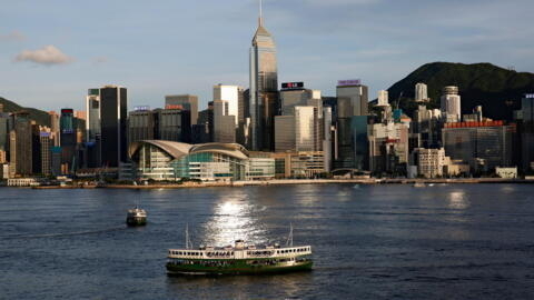 A Star Ferry boat crosses Victoria Harbour in front of a skyline of buildings in Hong Kong, China June 29, 2020. REUTERS/Tyrone Siu/File Photo/File Photo，香港，维多利亚湾
