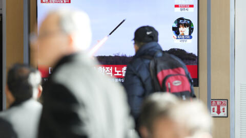 Na estação ferroviária de Seul, passageiros assistem reportagem na TV sobre os mísseis de cruzeiro da Coreia do Norte. 24 de janeiro de 2024