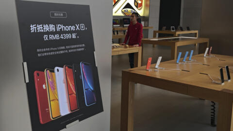 2019年1月 ，北京苹果零售店内，一名苹果员工正在等候顾客。