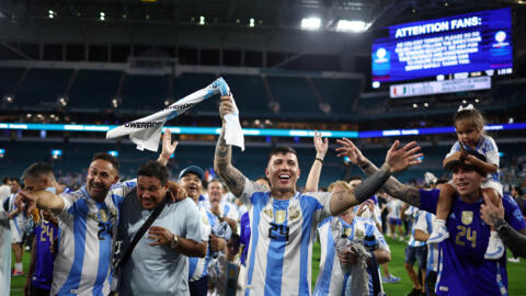 Enzo Fernández, jogador de futebol argentino que publicou vídeo entoando canções racistas e depois pediu desculpas nas redes sociais.