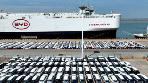 Una vista de un dron muestra los vehículos eléctricos (EV) BYD antes de ser cargados en el portavehículos rodantes "BYD Explorer No.1" para exportarlos a Brasil, en el puerto de Lianyungang en la provincia de Jiangsu, China. Abril 25 de diciembre de 2024. China Daily vía REUTERS ATENCIÓN EDITORES: ESTA IMAGEN FUE PROPORCIONADA POR UN TERCERO. CHINA FUERA./Foto de archivo
