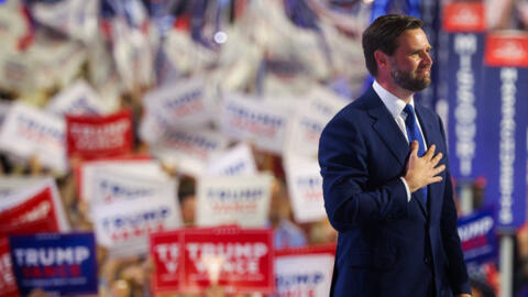 El senador J.D. Vance, candidato a la vicepresidencia, en el escenario durante el tercer día de la Convención Nacional Republicana, en el Fiserv Forum de Milwaukee, Wisconsin, el 17 de julio de 2024.