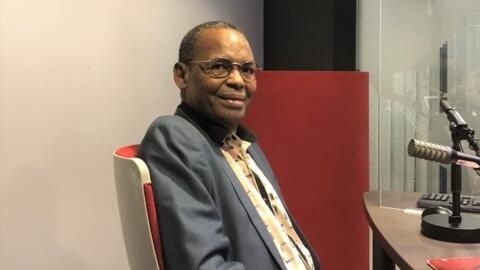 RFI Image Archive / Invité Afrique : Tierno Monénembo, est un écrivain guinéen, lauréat du prix Renaudot en 2008. Ici, l'écrivain Tierno Monénembo en studio à RFI (janvier 2022)
RFI专栏/非洲嘉宾：非洲知名作家对政变独见之明。