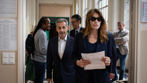 Foto de 30 de junho mostra Carla Bruni-Sarkozy durante votação no primeiro turno das eleições legislativas em Paris.