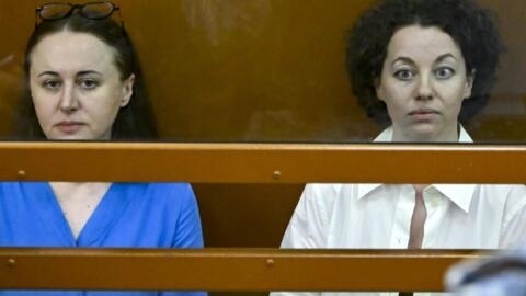 Regizoarea Evghenia Berkovitch (dreapta) și Svetlana Petriïtchouk, dramaturg, în boxa acuzaților, Moscova, 8 iulie 2024