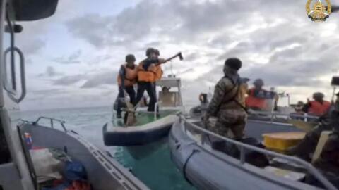 Imagem extraída do vídeo do exército filipino mostrando a guarda-costeira chinesa ameaçando com um machado marinheiros filipinos no passado dia 17 de Junho de 2024, perto do recife de Second Thomas no