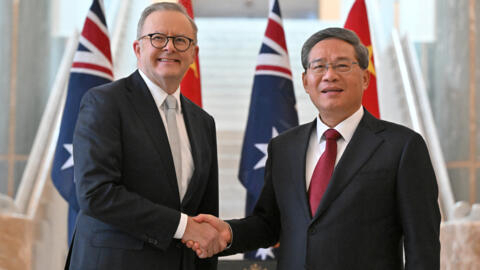 2024年6月17日，中国国务院总理李强在澳大利亚堪培拉议会大厦与澳大利亚总理安东尼·阿尔巴尼斯握手。