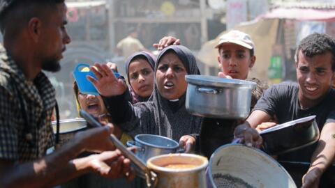 Distribution de nourriture dans un camp de déplacés de fortune à Khan Younès, dans la bande de Gaza, le 3 septembre 2024.