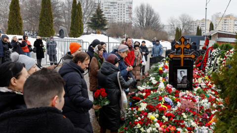 Люди продолжают нести цветы на могилу Алексея Навального в Москве, суббота, 2 марта