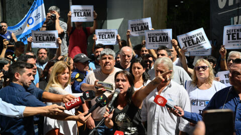 Carla Gaudensi, secretaria general de la Federación Argentina de Trabajadores de Prensa (FATPREN) y periodista de Télam Radio, habla frente a la sede de la agencia durante una manifestación, en Buenos Aires, el 4 de marzo de 2024.