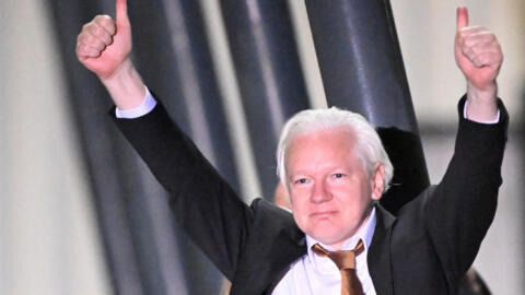 Fundador da WikiLeaks, Julian Assange, à sua chegada a Camberra, na Austrália, a 26 de Junho de 2024.