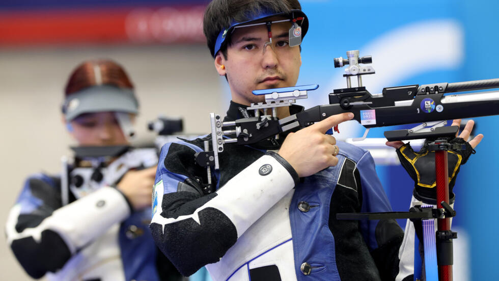 Alexandra Lee (izquierda) e Islam Satpayev (derecha) compiten en la prueba mixta de carabina desde 10 metros en la que consiguieron la medalla de bronce de los Juegos Olímpicos de París. En Chateauroux (Francia), el 29 de julio de 2024