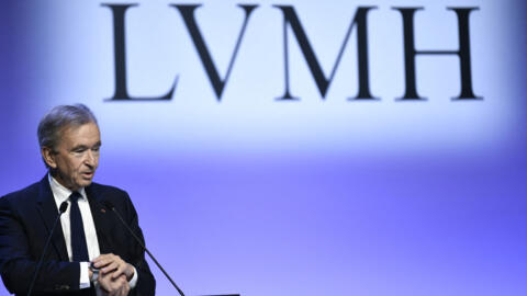 CEO do grupo de luxo LVMH, Bernard Arnault, apresenta os resultados anuais de 2023, em 25 de janeiro de 2024. A LVMH anunciou vendas recordes para 2023, totalizando 86,2 bilhões de euros e 15,2 bilhões de euros de lucro.