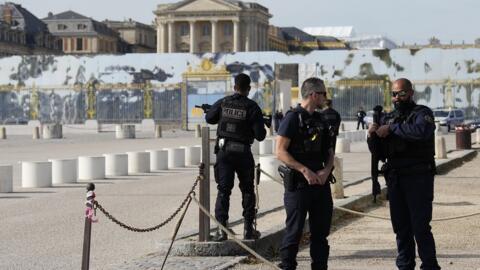 Policiais fortemente armados fazem a segurança na entrada do Palácio de Versalhes, nos arredores de Paris.