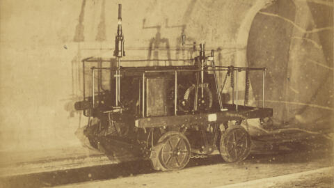 Un wagonnet dans les égouts de Paris, près du pont au Change, dans le centre de Paris, en 1861.