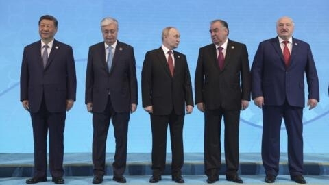 2024年7月4日星期四，哈萨克斯坦阿斯塔纳，从左至右：中国国家主席习近平、哈萨克斯坦总统卡西姆-若马尔特-托卡耶夫、俄罗斯总统普京、塔吉克斯坦总统埃莫马利-拉赫蒙和白俄罗斯总统亚历山大-卢卡申科在上海合作组织（SCO）成员国领导人峰会上合影。