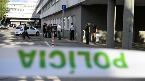 Uma área do Hospital Universitário F.D. Roosevelt, para onde o primeiro-ministro eslovaco Robert Fico foi levado após um tiroteio em Handlova, é isolada, em Banska Bystrica, Eslováquia, em 15 de maio de 2024.