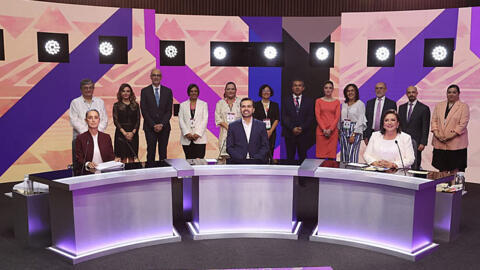 Los tres candidatos a la presidencia de México durante el debate televisado del 7 de abril. Imagen facilitada por el Instituto Nacional Electoral.