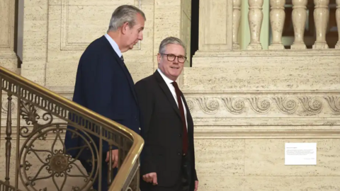 Le premier ministre britannique Keir Starmer (à droite) avec Edwin Poots, président de l’Assemblée d’Irlande du Nord.