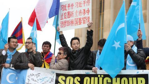 ONGs protestam em defesa dos uigures, como nesta manifestação em Paris, em 2019.