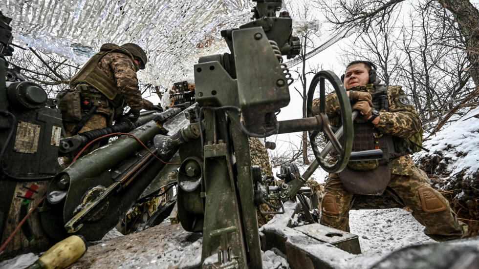 Ukrainian servicemen prepare a M777 howitzer to fire toward Russian troops at a position near a front line, amid Russia's attack on Ukraine, in Zaporizhzhia region, Ukraine January 14, 2024.