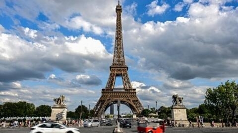 Vista a la Tour Eiffel. La Alcaldía de París quiere limitar el uso de los vehículos SUV en la capital francesa, para luchar contra la contaminación del aire.