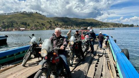 Atravesando el Lago Titicaca en motocicleta. Bruno Gallois en primer plano.