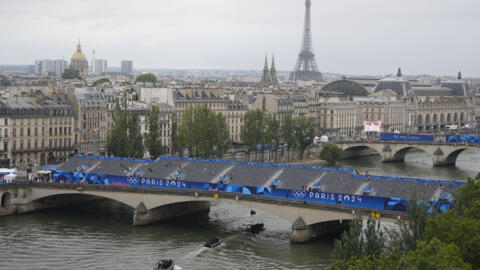 Patrule de politie traverseaza Sena, Paris, înainte de ceremonia de deschidere a Jocurilor Olimpice de vara Paris 2024, 26 iulie 2024.