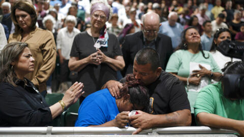 Dois membros de famílias de uma das vítimas do ataque, na terça-feira à escola de ensino fundamental Robb se abraçam durante uma vigília de orações em Uvalde, Texas, Estados Unidos em 25 de maio de 2022. 