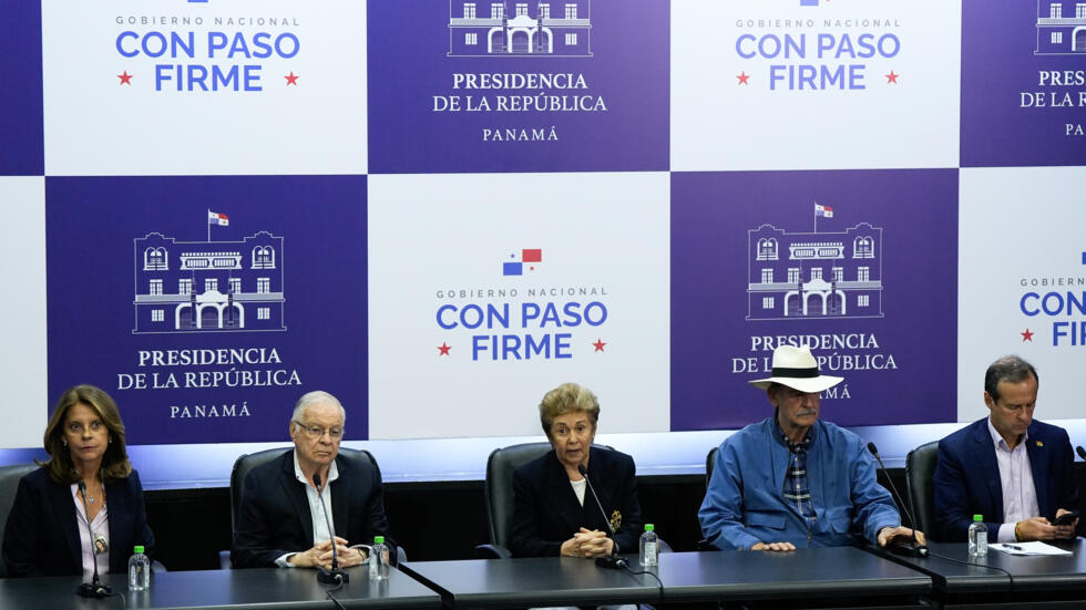 La expresidenta panameña Mireya Moscoso (C) habla junto a (de izquierda a Derecha) la exvicepresidenta colombiana Marta Lucía Ramírez, el expresidente costarricense Miguel Ángel Rodríguez, el exmandatario mexicano  Vicente Fox y el expresidente boliviano  Jorge Quiroga durante una conferencia de prensa en la casa de gobierno en Ciudad de Panamá el 26 de julio de 2024, luego de que el gobierno panameño denunciara que las autoriades venezolanas bloqueó el viaje de ellos a Caracas a acompañar las elecciones del 28 de julio