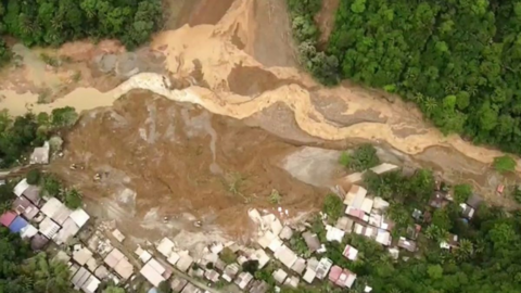 Image tirée d'une vidéo de l'AFPTV, le 7 février 2024, montrant un glissement de terrain dans la province de Davao de Oro, sur l'île de Mindanao, aux Philippines, le 7 février 2024