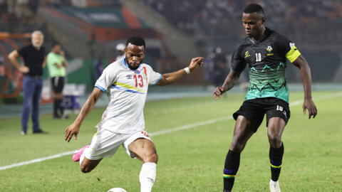 Le Congolais Meschack Elia au duel avec le Tanzanien Mbwana Samatta lors du match entre la Tanzanie et la RDC à Korhogo, le 24 janvier 2024.