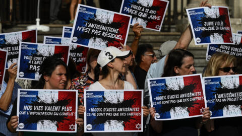 Manifestante o alegado estupro coletivo anti-semético de uma menina de 12 anos, durante um comício na praça Lyon Terreaux, em Lyon, centro-leste da França, em 19 de junho de 2024.