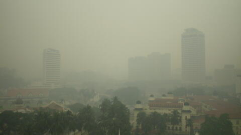 Temperatura terrestre vai subir entre 3 e 5 graus celsius até fim do século. Foto de nuvem de poluição sobre Kuala Lumpur.